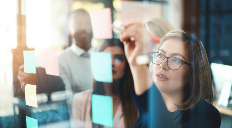 personnes au travail avec des post it en train de faire des recherches